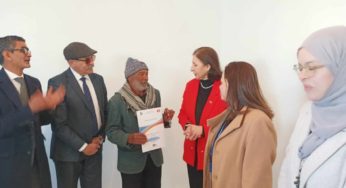 Kasserine: Sarah Zaafrani supervise la remise des clefs de 106 logements sociaux aux habitants (Vidéo)