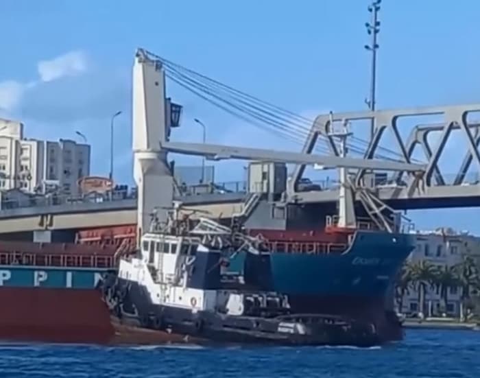 Un navire entre en collision avec le pont mobile de Bizerte