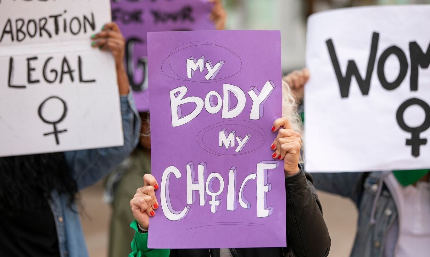 Amnesty International: “L’inscription de l’avortement dans la Constitution en France est un jour à marquer d’une pierre blanche pour les droits des femmes”