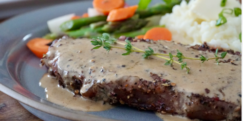 Recette : Steak poêlé avec sauce crémeuse au poivre