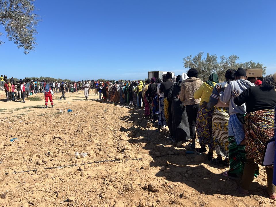 Sfax: Des paniers alimentaires au profit de 7000 migrants bloqués en Tunisie