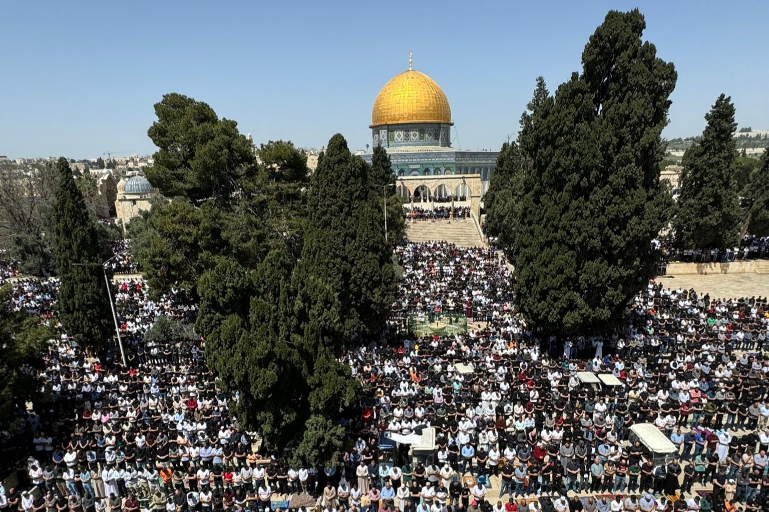 Malgré les “restrictions”, 45 mille fidèles accomplissent la prière du vendredi à Al Aqsa