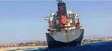 L’Egypte relève son état d’alerte environnement suite à l’échouage d’un bateau gazier