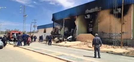 Tunisie – Douz : Un énorme incendie dévaste une usine de conditionnement de dattes