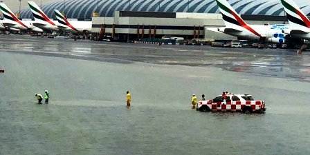 Intempéries : L’aéroport de Dubaï transformé en piscine… Plus de 100 vols détournés