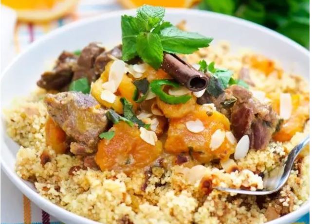 Recette savoureuse : Couscous d’agneau aux fruits secs et à la cannelle
