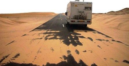 Tunisie – Gabes : Déblayage des routes envahies par le sable