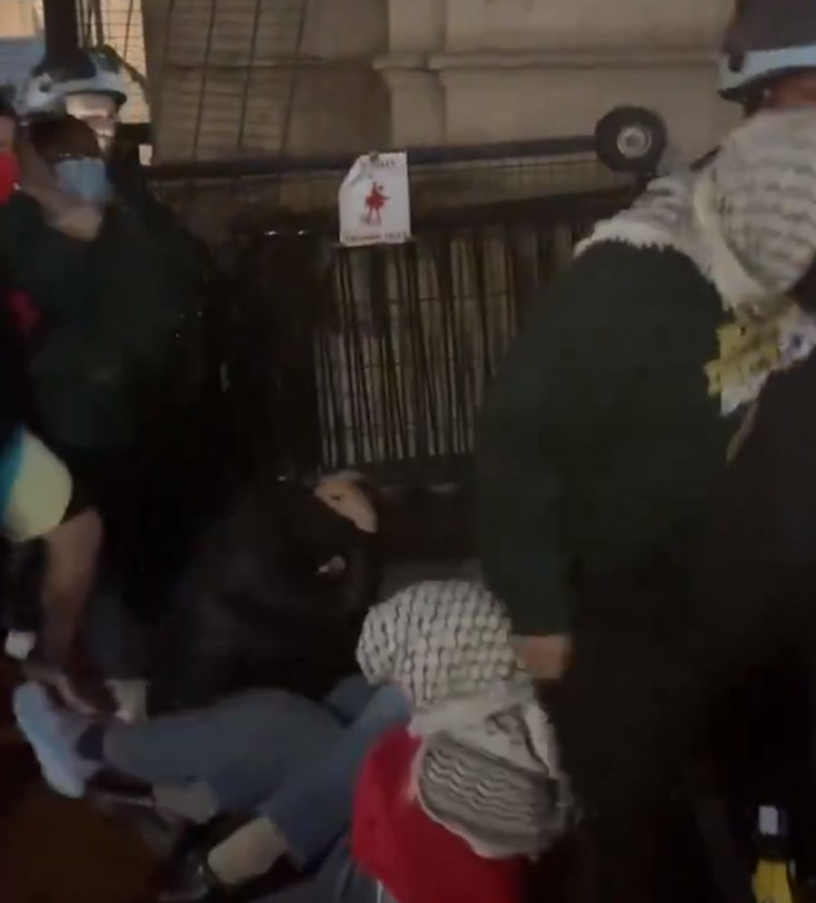 USA – Pris d’assaut de campus Columbia : Arrestations massives lors d’une manifestation pro-Gaza