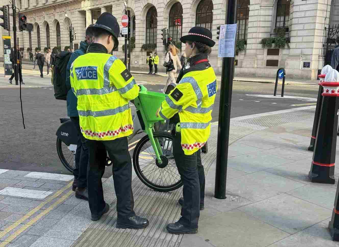 Un policier britannique arrêté pour soutien présumé à Hamas via WhatsApp