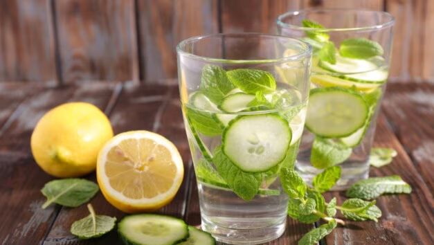 Santé : 7 Raisons valides de boire de l’eau de menthe tous les jours en été !