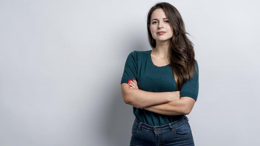 Psychologie : 7 gestes subtils du langage corporel qui révèlent une distance émotionnelle et un détachement