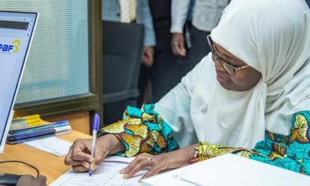 Le Burkina Faso a annoncé le lancement aujourd’hui d’une Banque postale. Cette nouvelle banque est dotée d’un capital de 15 milliards de francs CFA (environ 25 millions de dollars et elle est agréée en tant que banque depuis avril 2022. “La nouvelle banque ambitionne d’offrir des services financiers adaptés aux besoins des populations et de contribuer au renforcement de l’inclusion financière”, annonce la présidence du Faso. Et d’ajouter “: face au besoin croissant de financement de projets exprimé par les populations, notamment les jeunes, les femmes et la classe moyenne, la nécessité de mettre en place un instrument financier adapté et plus complet s’impose’.