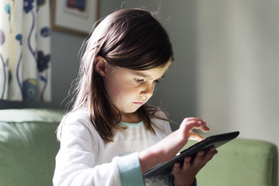 La science precise : ce ne sont pas (uniquement) les appareils numériques qui nuisent à la relation parent-enfant