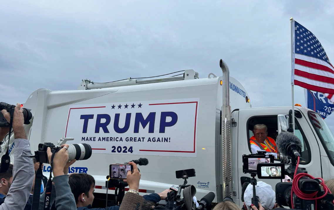 Trump s’affiche au volant d’un camion poubelle après que Biden a qualifié ses partisans d’ “ordures”