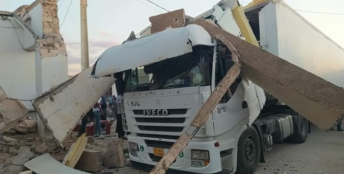 Mareth: Un camion s’encastre dans un mur