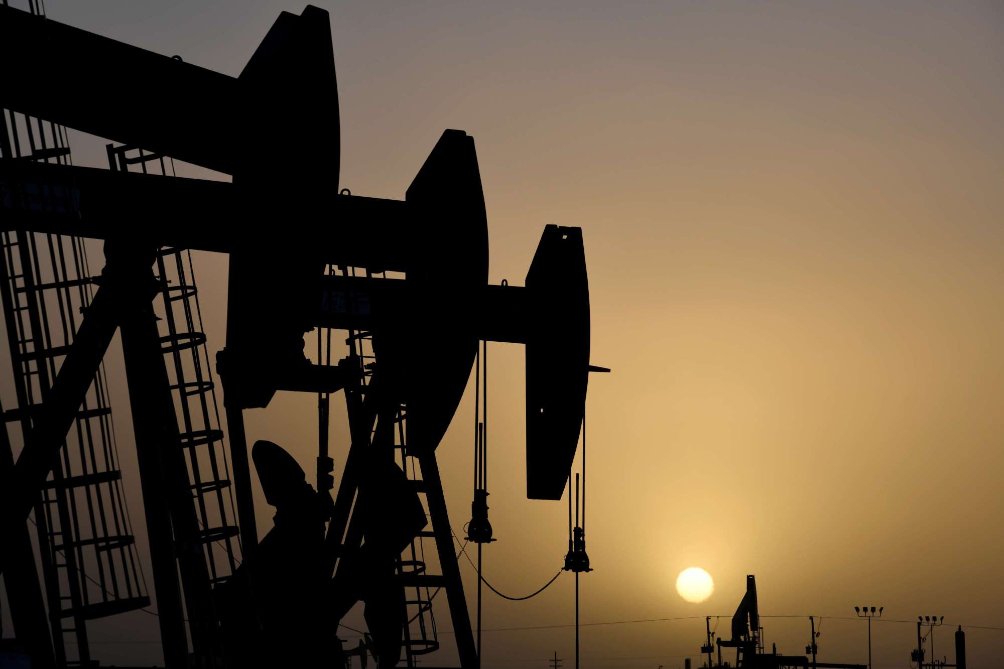 Les prévisions de Goldman Sachs sur le prix du pétrole : une tendance à la baisse pour 2025