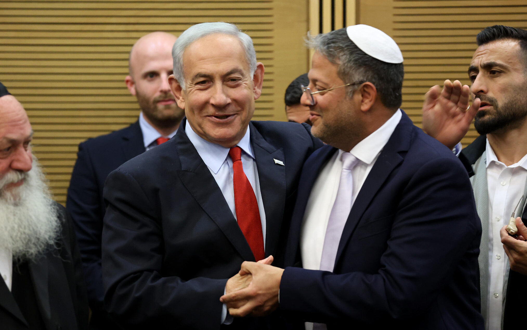 Syrie : Netanyahu revendique sa participation à la chute d’al-Assad, comme “récompense” il envahit la zone tampon du Golan
