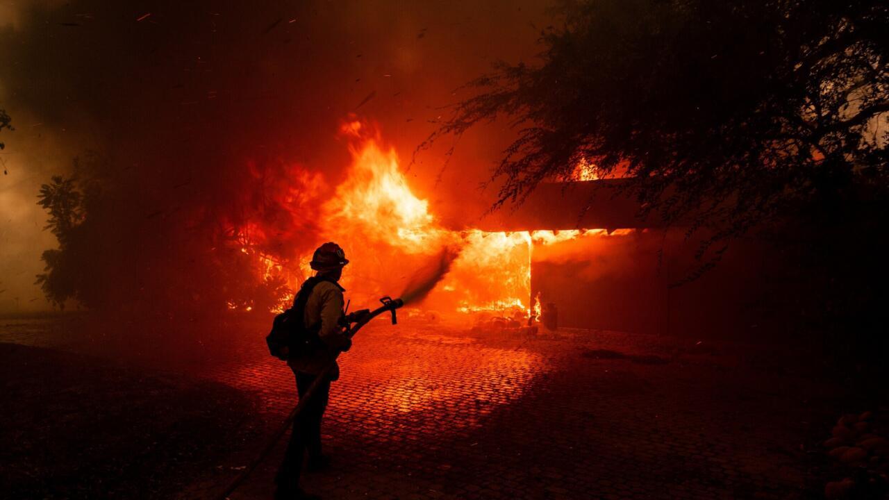 Los Angeles : Le malheur des riches propriétaires faisait le bonheur de ce voleur déguisé en ce pompier