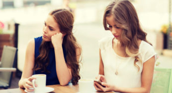 Psychologie : 7 signes subtils d’une amitié empoisonnée par la jalousie