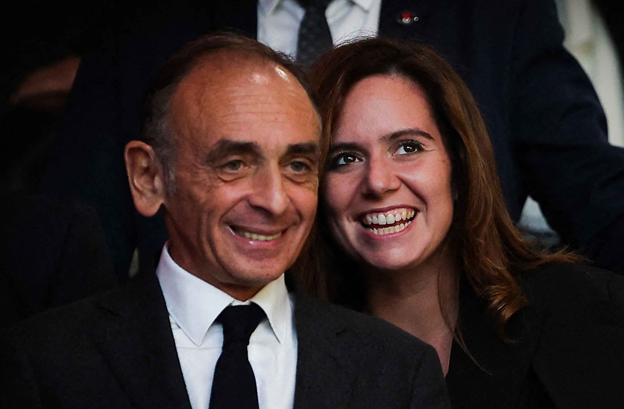 Trump émet un message terrible : il invite Éric Zemmour et Sarah Knafo à son investiture, avant le président français