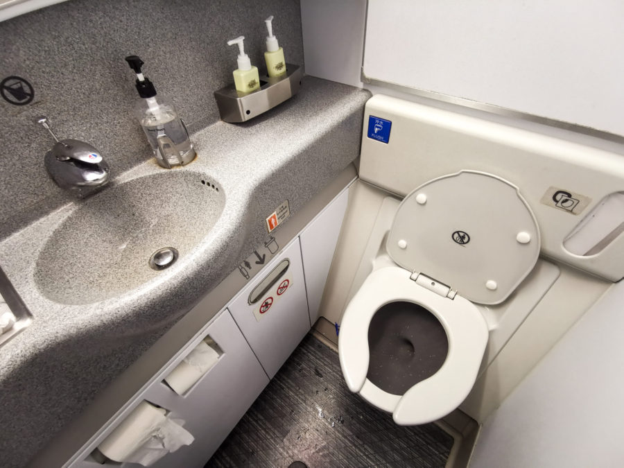Toilettes dans un avion : Comment ça fonctionne
