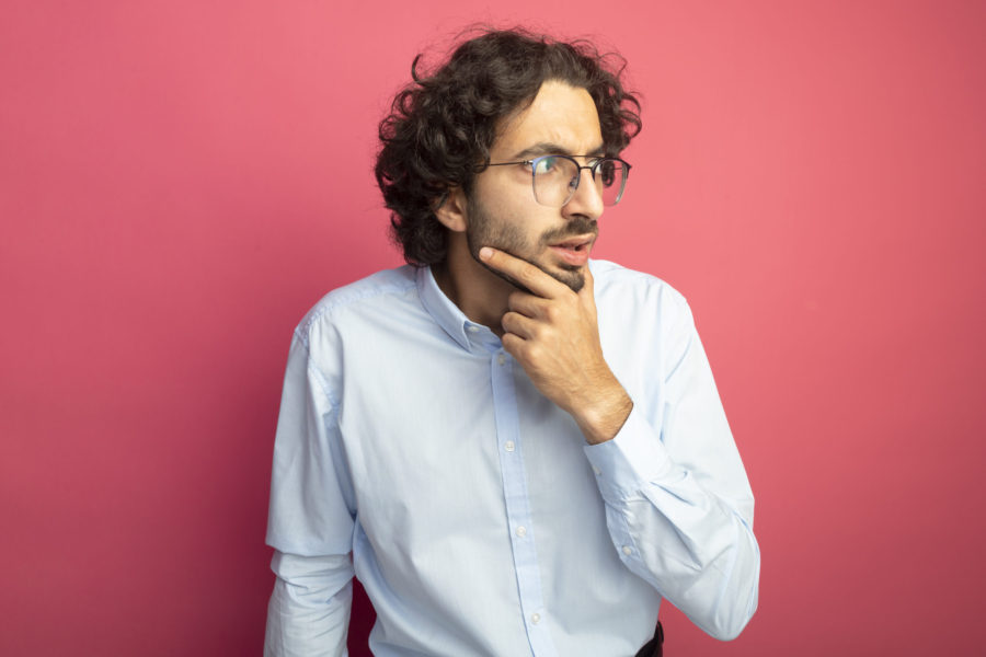 Psychologie : Les comportements subtils qui révèlent l’incertitude cachée derrière une confiance apparente
