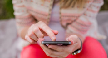 Psychologie : Le phénomène de l’oversharing : pourquoi partageons-nous trop et comment trouver un équilibre ?
