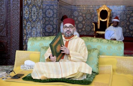 Maroc : Mohammed VI préside la veillée de Laylat Al Qadr en position assise