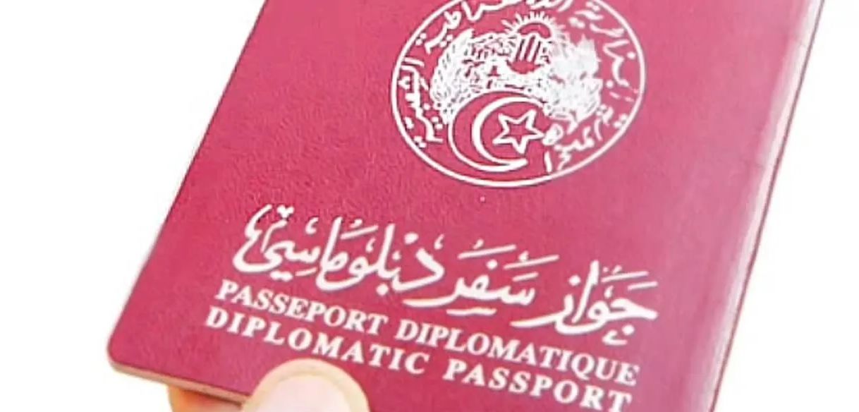 Qui sont les détenteurs du passeport diplomatique algérien ciblés par la France ?