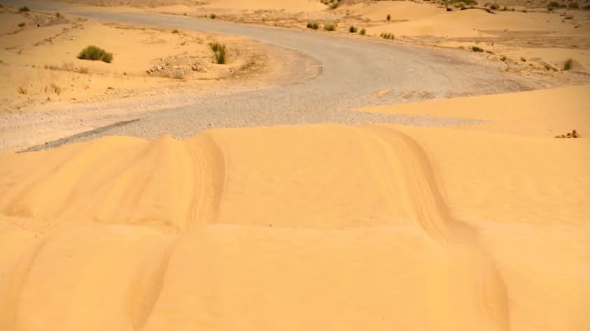 Tataouine : l’ensablement coupe la route entre Guermassa et Ksar Ghilane et menace la sécurité des usagers