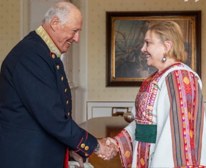 Norvège : La première ambassadrice de l’État de Palestine présente ses lettres de créance au roi Harald V