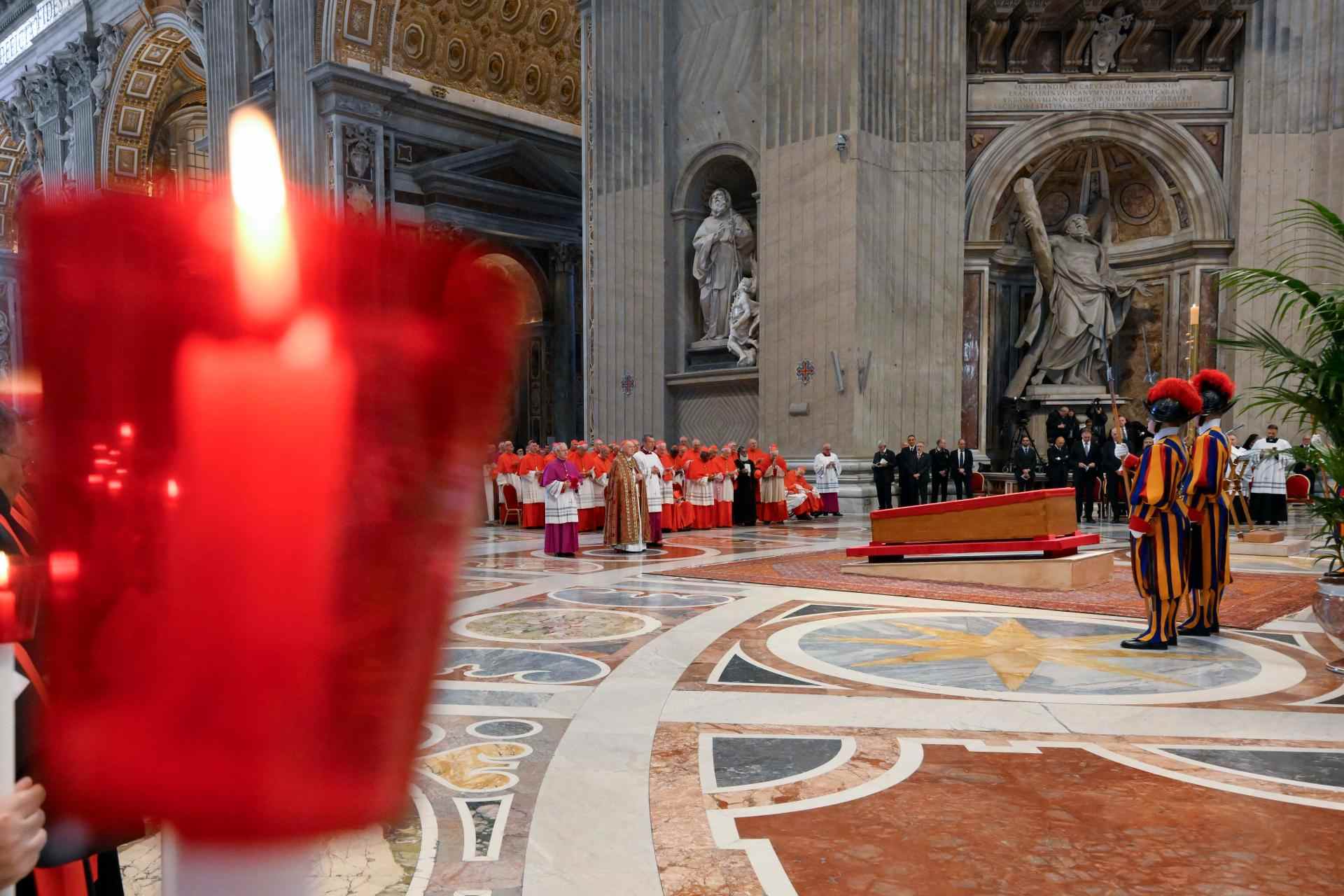 Le Vatican s’apprête à dire adieu au pape François ce samedi