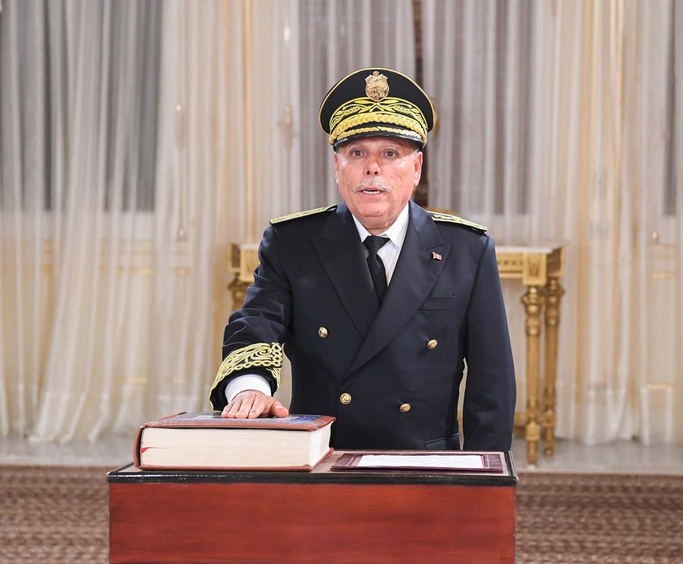 Abdelhamid Boukaddida prête serment en tant que nouveau gouverneur de Ben Arous devant le président Kaïs Saïed