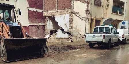 Tunisie – Sousse : Effondrement partiel d’un mur d’immeuble suite à des travaux d’excavation adjacents.
