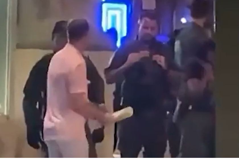 États-Unis : un ancien employé du ministère inculpé pour avoir lancé un sandwich sur un policier