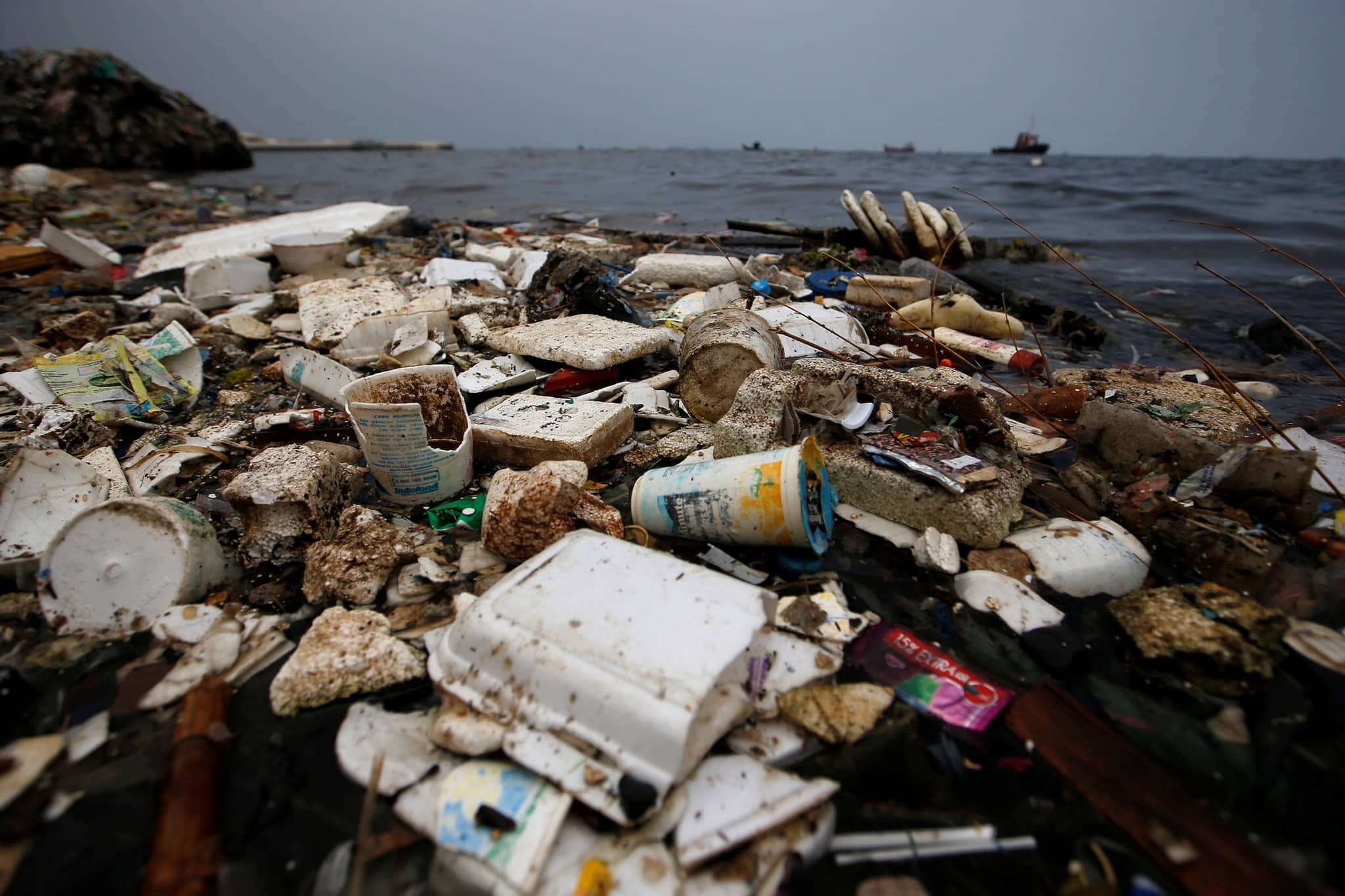 L’impôt invisible : pourquoi la Tunisie paie le plastique qu’elle ne produit pas L’impôt invisible : pourquoi la Tunisie paie le plastique qu’elle ne produit pas
