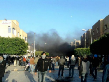 Tunisie: Des affrontements entre habitants de Hammamet et policiers se terminent par l’immolation par le feu d’un jeune et 15 arrestations